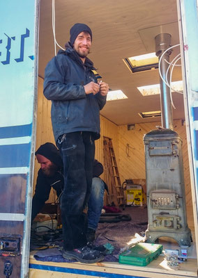 In Hermsdorf helfen wir Martin, den wir letztes Jahr in Albanien kennen gelernt haben, beim Ofeneinbau in sein neues Zuhause.