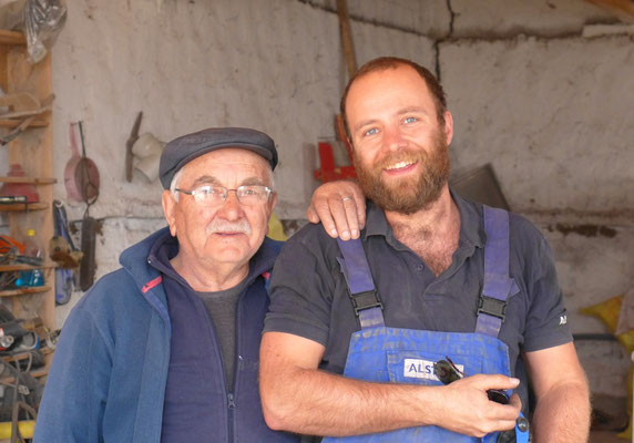 Die Familie Öztürk passt in der Zwischenzeit auf Coocie auf.