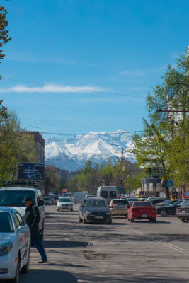 Für diesen Blick braucht es ein wenig Glück. Oft verschwinden die Berge hinter der Stadt in den Wolken oder im Dunst. 