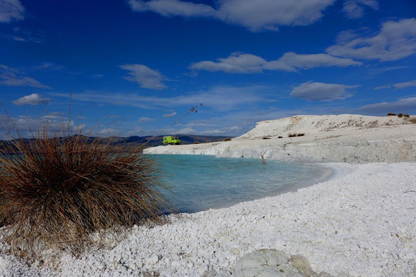 ... mit schneeweißem Kalkstrand.