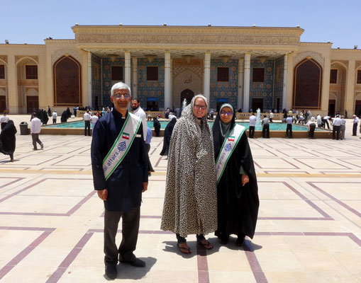 In Shiraz gibt es dann die einfachen mit Knoten unter dem Kinn.