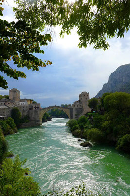 Die berühmte Stari Most in Mostar wurde während dem Krieg zersört und anschließend wieder aufgebaut. Sie ist heute Symbol für das Zusammenleben von verschiedenen religiösen, kulturellen und ethnischen Gemeinden. 