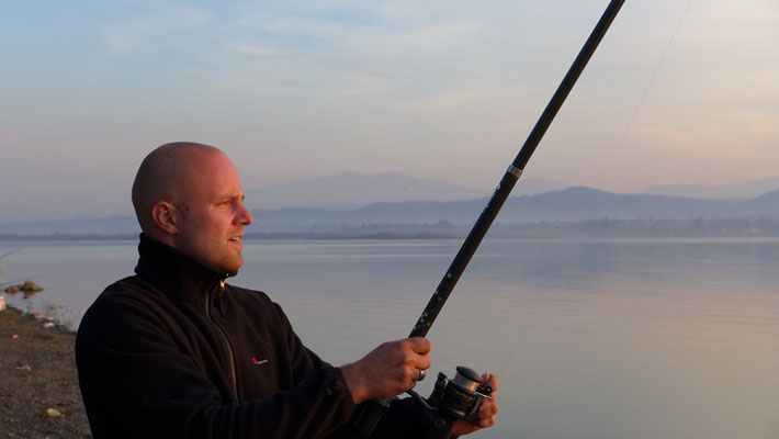 Jörg tried to fish. He really got two small fishes. Not enough for the dinner, but not bad.