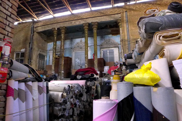 In schönen Hinterhöfen werden Unmengen an Stoffen gelagert. Touristen treiben sich so weit im Innern des Bazars keine mehr rum.