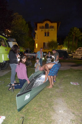 Beim Aufbau haben sogar die Campingplatznachbarn geholfen.