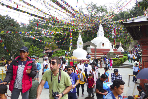 Ein Gewussel von Touristen, einheimischen Buddhisten und Hindus.