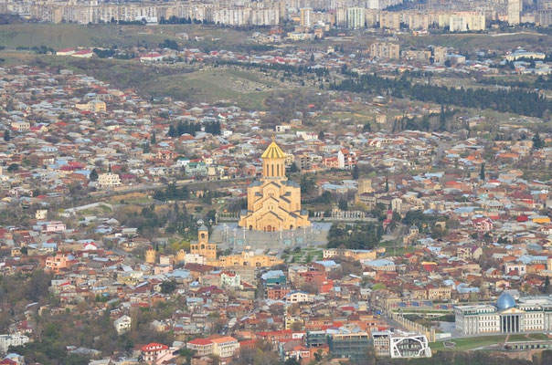 Aussicht auf die Tiflis Sameba Kathedrale vom Vergnügungspark