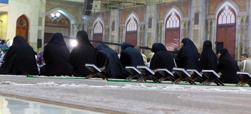 Im Iman Khomeni Schrein ist es selbstverständlich Pflicht, das alle Frauen Tschador tragen.