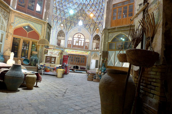 Auf allen Bazaren gibt es etwas zu entdecken. Kashan hat z.B. besonders schöne Innenhöfe.