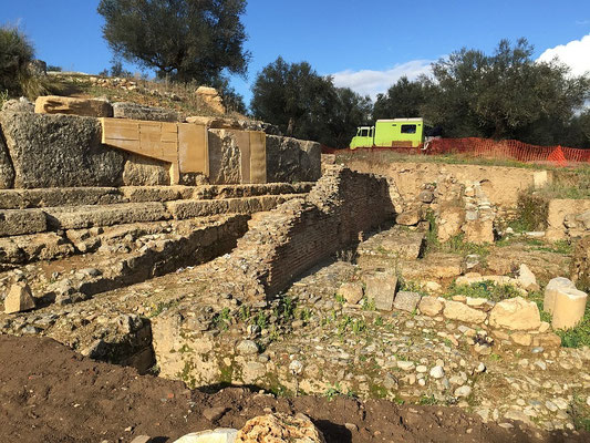 We expected a little more of sparta but we could actually park the car in the ancient city.
