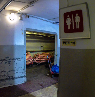 Die unterirdischen Wege zu den Toiletten finden wir bei all dem schönen und coolen, dann doch etwas gruselig.