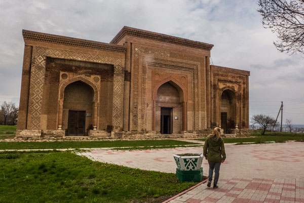 Usgen, three mosques from the 12. century.