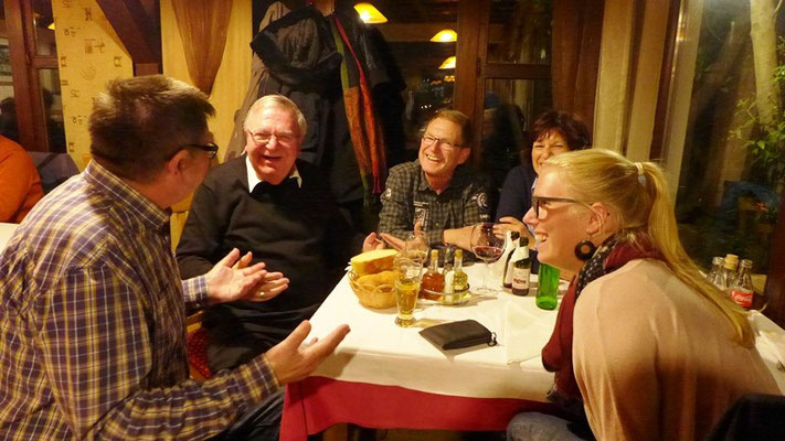 Am letzten Abend haben wir Weihbischof Otto Georgens mit seiner Reisegruppe in Mostar getroffen. 