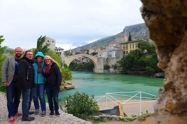 An schönen Tagen kann man sogar Jugendliche beobachten, die von der Brücke in den Fluß springen.