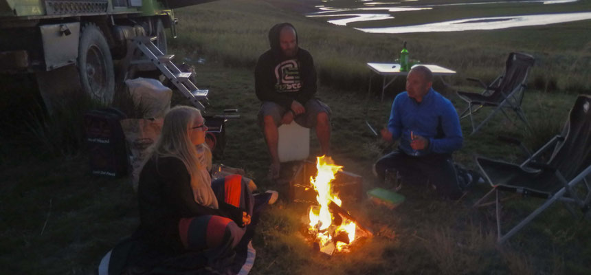 Und heute klappt auch die Sache mit dem Feuer, das gleich zum Grillen verwendet wird.
