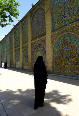 In everyday life many woman wear tschador aswell. Golestan Palace...