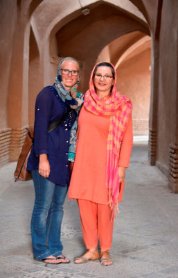 Raschidas dress fits much better to Iran, but I like my new dress as well.