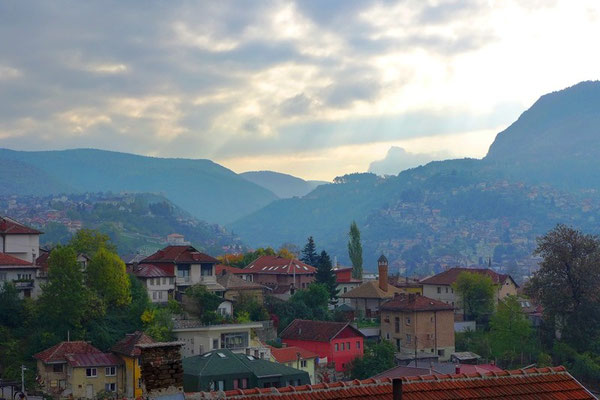 Blick über Sarajevo. Heute leben hier alle wieder friedlich miteinander. Während dem Krieg nutzten die Serben die Berge um die Stadt zu umstellen. 