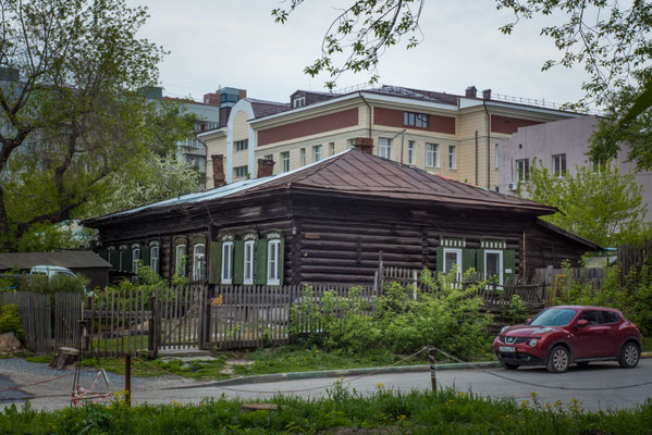 Holzhäuser mitten in der Großstadt