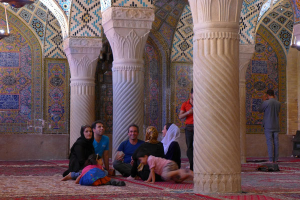 In der Molk Moschee in Shiraz sitzen Frauen und Männer gemütlich zusammen. Ganz selbstverständlich.