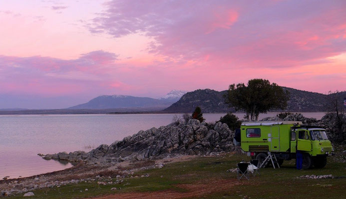 Beysehir Gölü. What a nice place to work on the truck.