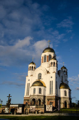 Die Kathedrale wurde zu ehren der hier ermordeten Romanov-Familie errichtet.