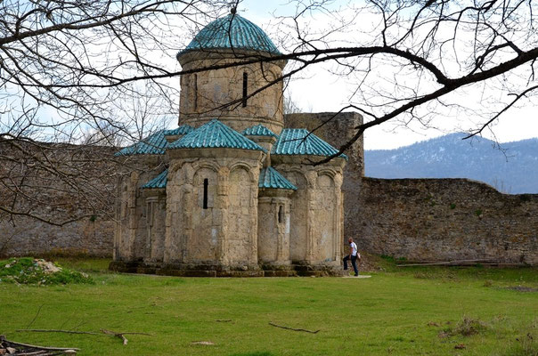 Und dann plötzlich sogar ein ganzes Kloster. Das allerdings seit Jahren verlassen ist.