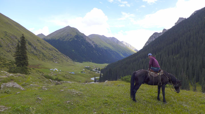 Der Blick auf das Tal nach langer Reittour.
