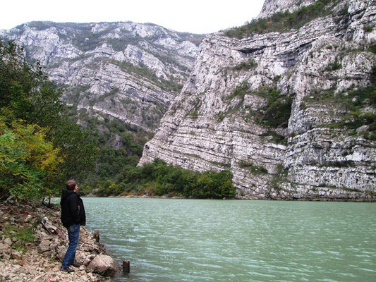 Die Neretva hat sich ihren Weg durch das Gestein Nahe Mostar gebildet. 