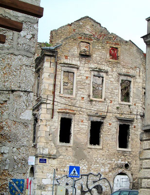 Solche zerstörten Häuser prägen das Stadtbild von Mostar noch heute. 