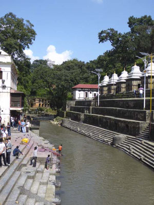 Alle anderen werden auf den Steinplattformen verbrannt, die Asche gelant mit dem Wasser in den heiligen Fluß Ganges.