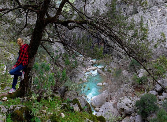 Eigentlich wollten wir nur gemütlich ein paar Stunden laufen. Dann ging es 1000m runter in den Yazili Canyon. 