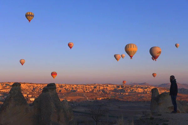 Die Luftballons steigen bei gutem Wetter jeden morgen bei Sonneaufgang. 