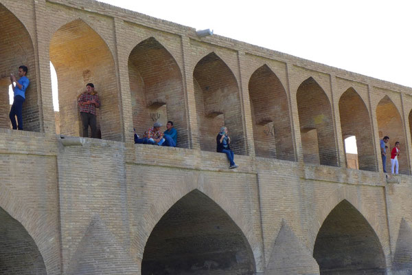 Auf den Brücken in Isfahan versuchen junge Männer Kontakt zu den Frauen zu bekommen. Gar nicht so einfach, wenn es eigentlich verboten ist.