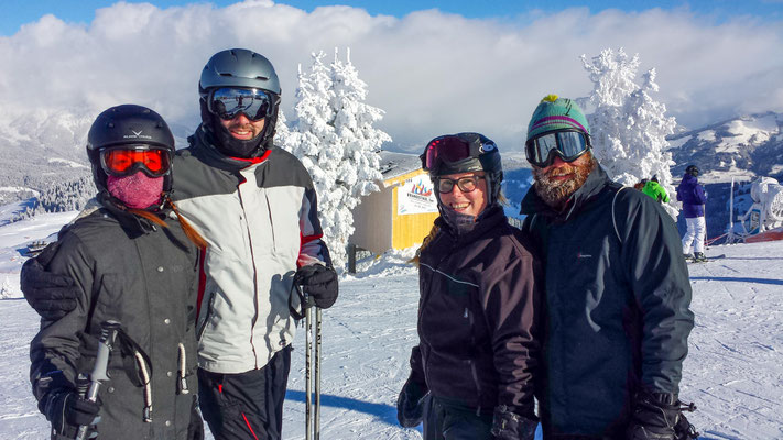 Mit Julia, Andi, Marc und Ann-Katrin's Schwester kugeln wir uns am Wilden Kaiser im Neuschnee,