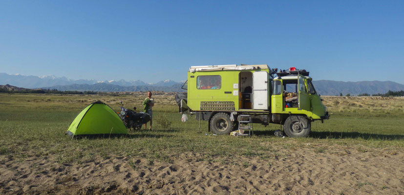 Aber in der Natur lässt es sich auch mit dem Zelt gut übernachten. (Issyk kul in Kirgistan)