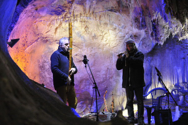 Günter Müller (Fujara) mit Heiner Wiberny im Höhlenkonzert Colors of sounds