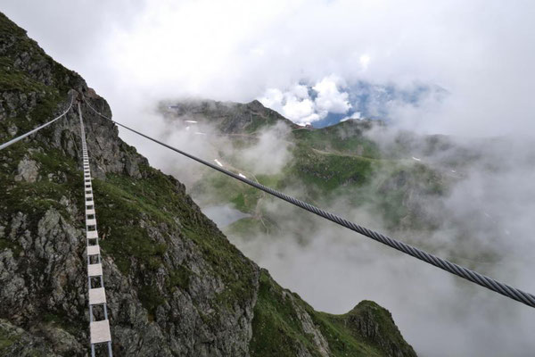 die lange Seilbrücke