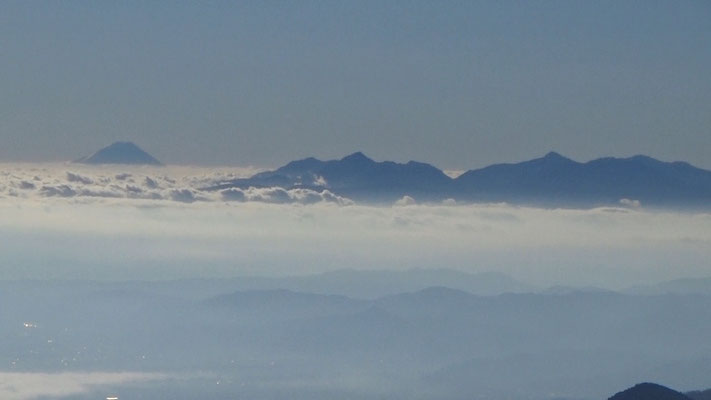 雲海に浮ぶ富士と南アルプス、右の島に北岳（2位）と間ノ岳（３位）