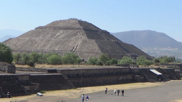 太陽のピラミッド（世界三位）とその前には死者の道