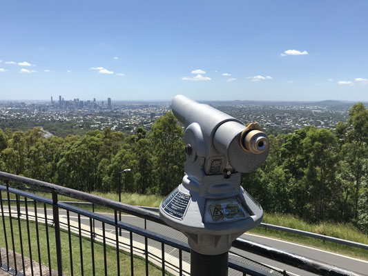 Brisbane - Mount Coot-tha Lookout 観光望遠鏡も設置されていました。ちなみに料金は2ドル