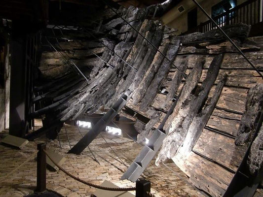 Fremantle Shipwreck Museum - 復元船体の内部。