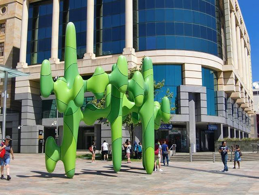 Perth City Central - パース駅前にあるサボテン(Cactus)は、留学生やワーキングホリデーの人たちの待ち合わせ場所に利用されています。