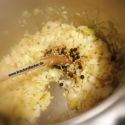 Die Zwiebelwürfel mit 3 TL Gewürzen (Koriander, Piment, Nelken, Lorbeer) in Butterschmalz oder vegetarischem Schmalz anschwitzen. Die Gewürz hier schon entfalten ein feines Aroma.