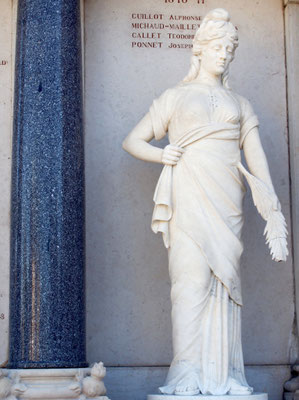 La "France victorieuse" avec son bonnet phrygien du Monument aux Morts de Champdor