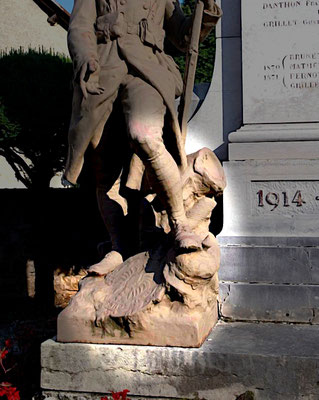 Le poilu de Corcelles foulant à ses pieds le casque à pointe et les armes prussiennes