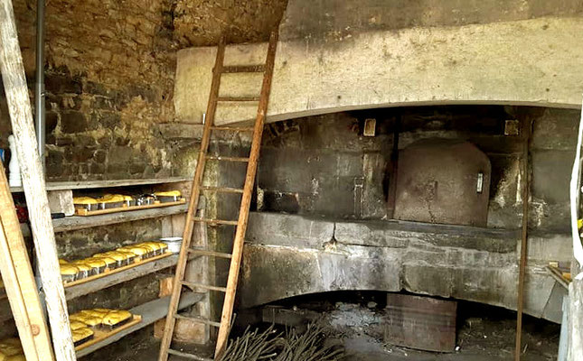 Intérieu du four de Champdor avec ses plateaux en bois 