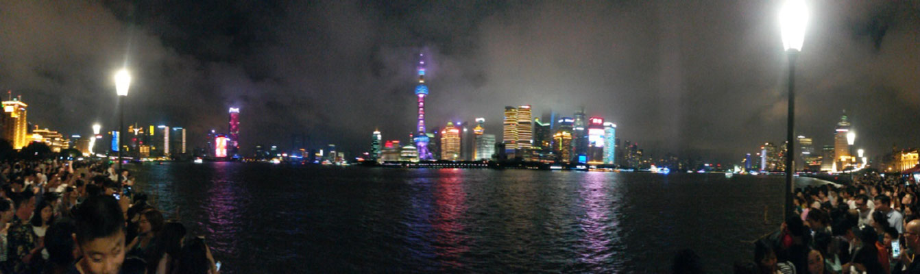 Der dystopische Turm über der Nanjing Road, Feuer in der Nacht, Shanghais Skyline, Der „Bund“