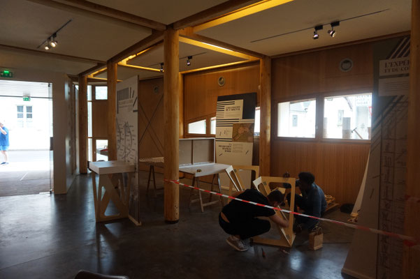 Montage de l'exposition : les jeunes de la Protection Judiciaire de la Jeunesse sont venus aider au montage