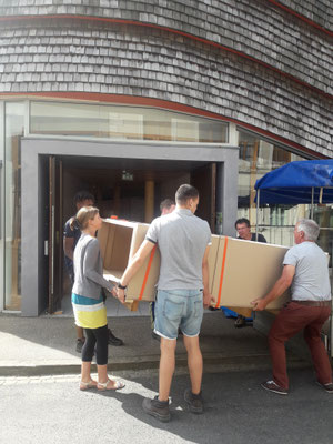 Montage de l'exposition : arrivée du mobilier construit par les jeunes de la Protection Judiciaire de la Jeunesse